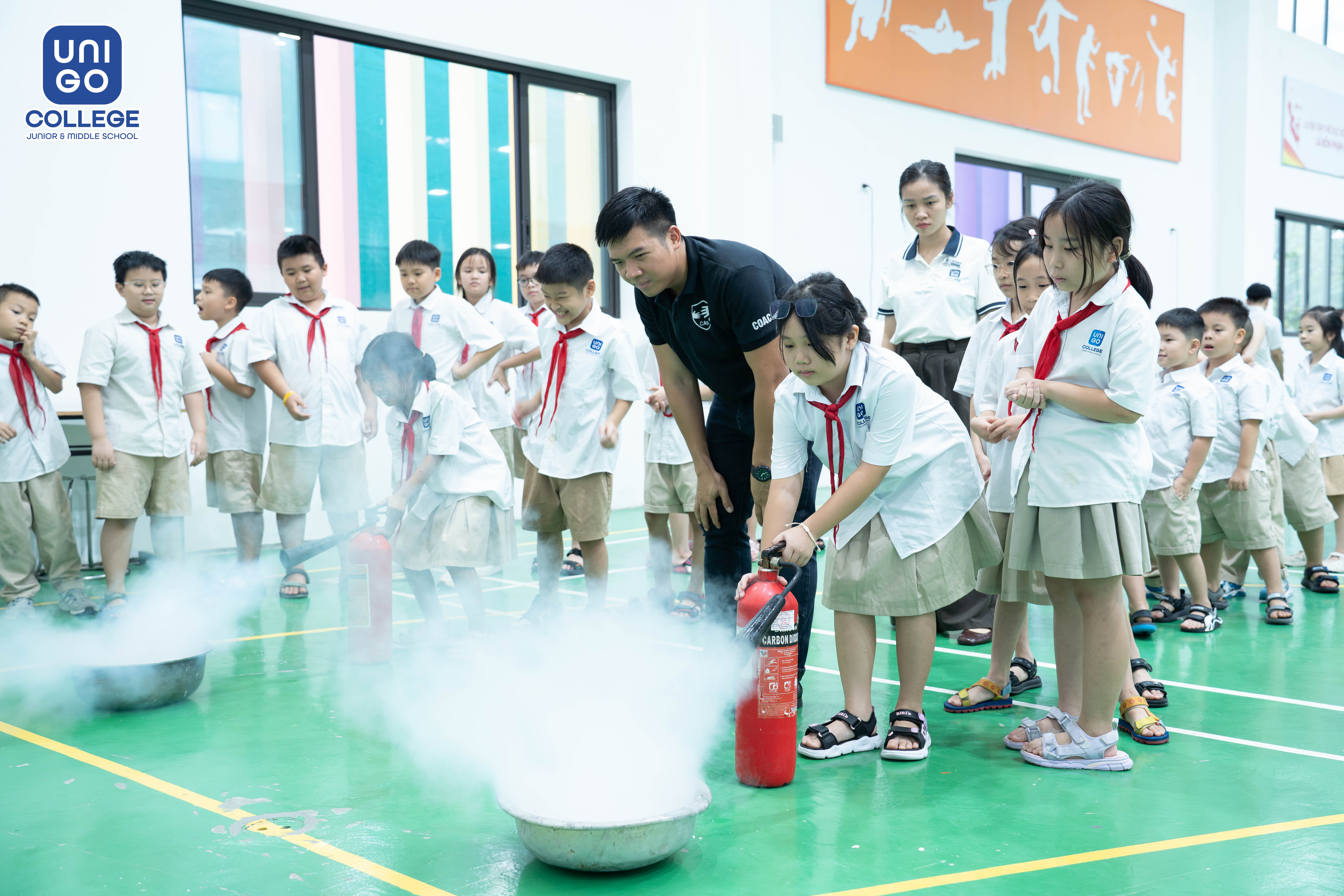 HỌC SINH UNIGO TRANG BỊ KỸ NĂNG PHÒNG CHÁY CHỮA CHÁY VÀ THOÁT HIỂM, THOÁT NẠN